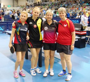 Vier Tischtennisspielerinneniin Tampere Finnland