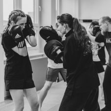 Zwei Frauen beim Kickboxen
