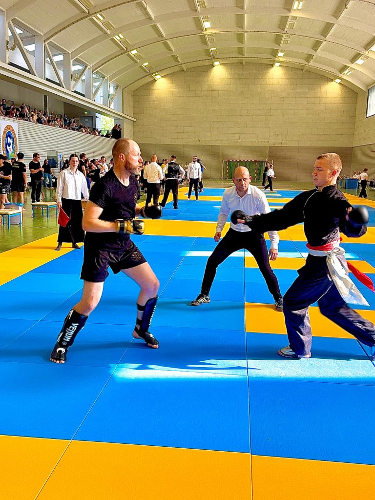 Zwei Männer beim Kickboxen